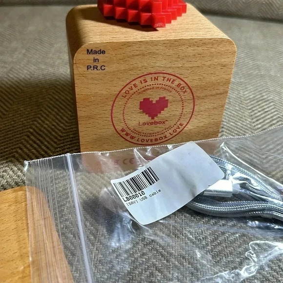 LOVEBOX Black & White Edition Wifi Messaging System - Picture 8 of 9